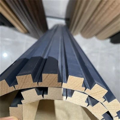 Tömör fenyőfa rugalmas panelek ív alakú hajlítható 3D dekorlap 600x2400 mm 9 mm vastagságú rugalmas fenyőfa panel